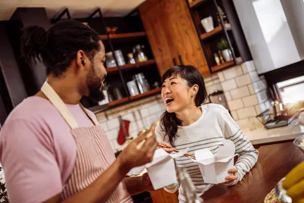 Multirassische Paare Essen Gemeinsam Sushi Hause — Stockfoto
