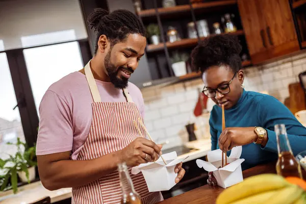 Afroamerikanisches Paar Isst Hause Gemeinsam Sushi — Stockfoto