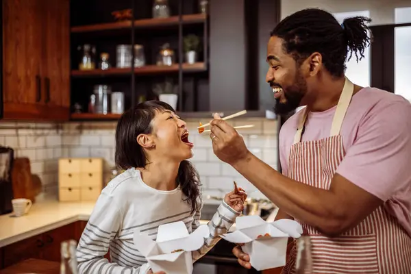 Multirassische Paare Essen Gemeinsam Sushi Hause — Stockfoto