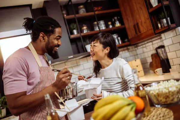 Multiraciaal Koppel Samen Sushi Aan Het Eten Thuis — Stockfoto