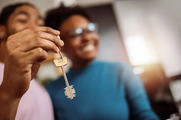 Großaufnahme Von Schlüsseln Die Ein Afroamerikanisches Paar Von Seinem Immobilienmakler — Stockfoto