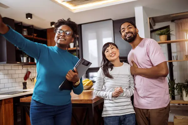 Afrikalı Amerikalı Emlakçı Çok Irklı Çiftlere Gösteriyor Emlakçı Müşterilerine Avantajlarını — Stok fotoğraf