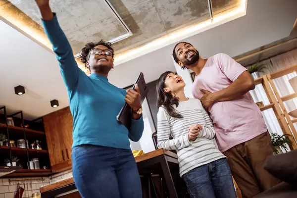 Afroamerikanischer Immobilienmakler Zeigt Haus Multiethnisches Paar Makler Erzählt Kunden Von — Stockfoto