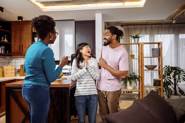 Afrikalı Amerikalı Emlakçı Çok Irklı Çiftlere Gösteriyor Emlakçı Müşterilerine Avantajlarını — Stok fotoğraf