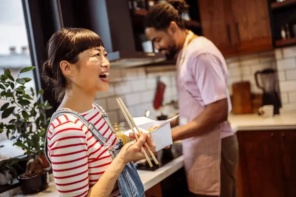 Multirassische Freunde Essen Sushi Hause Der Küche — Stockfoto