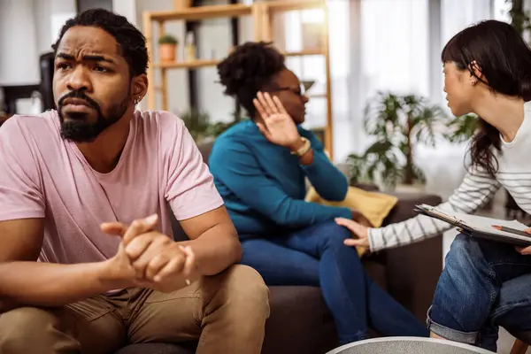 Arguing Couple Afro Américain Consultation Problème Santé Mentale Avec Psychologue Photo De Stock