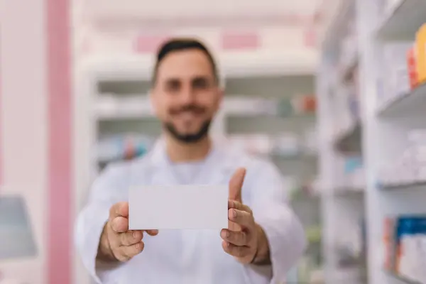 薬局で薬の箱を保持する男性薬剤師 — ストック写真