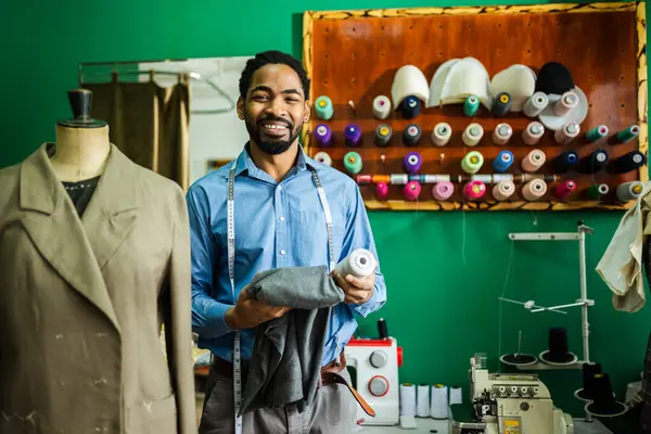 Homme Afro Américain Créateur Mode Choisir Fil Images De Stock Libres De Droits