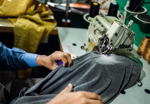Homme Afro Américain Créateur Mode Couture Sur Une Machine Coudre Image En Vente