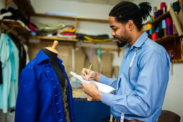 Créateur Mode Homme Afro Américain Dessinateur Sur Mesure Croquis Pour Images De Stock Libres De Droits