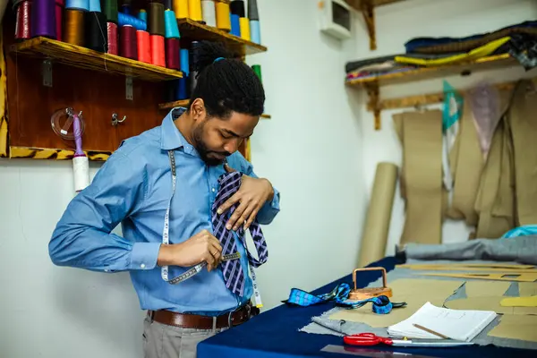 Hommes Afro Américains Créateur Mode Tailleur Faire Une Cravate Photo De Stock