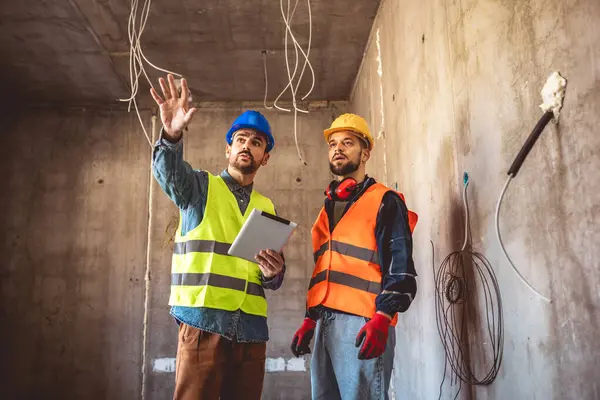 Doi Muncitori Construcții Lucrează Împreună Șantier Vizitarea Unei Clădiri Noi Fotografie de stoc