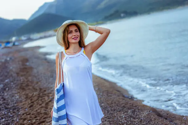 Femeie Fericită Tânără Frumoasă Care Merge Singur Plajă Sac Plajă Imagini stoc fără drepturi de autor
