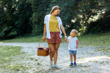Genç anne oğluyla parka pikniğe gidiyor..