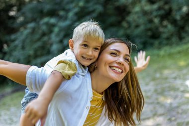 Genç ve güzel anne, oğluyla oynuyordu..