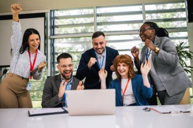 Çok ırklı iş adamlarının portresi. Başarılarını kutluyorlar..