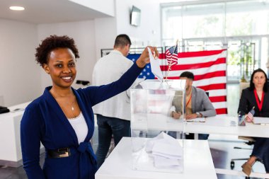 Afrikalı Amerikalı seçmenler Amerika 'da oy sandığına oy veriyorlar.