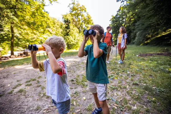 Dürbünle bakan iki küçük kardeş. Parktaki doğayı keşfediyorum..