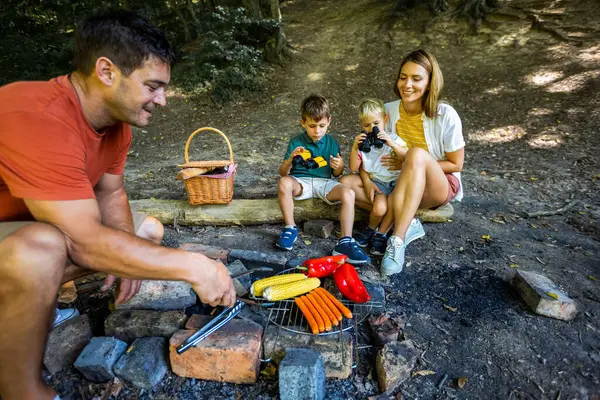 Babam ormanda kamp yapan dört kişilik et ve sebze ızgara yapar. Kampta öğle yemeği molası veriyoruz..