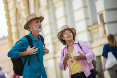 Yeni şehirde kıdemli bir çift kayboluyor. Yeni şehri keşfediyorum..