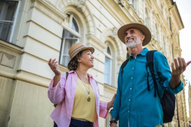 Yaşlı çift yeni şehirde kayboluyor. Yeni şehri keşfediyorum..