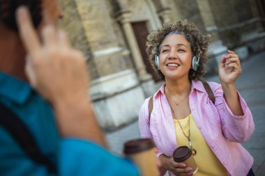 Yaşlı, evli, kulaklık takan bir çift. Onlar kahve içip müzikle dans ediyorlar. Keşif ve seyahat konsepti.