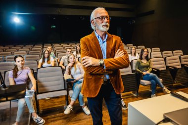 Amfitiyatroda ders veren yaşlı erkek profesörün portresi..