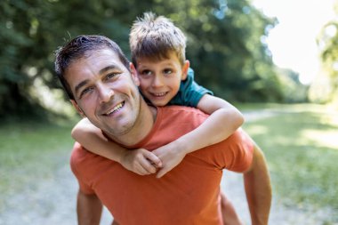 Baba oğluyla oynuyordu..