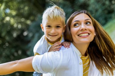 Genç ve güzel anne, oğluyla oynuyordu..
