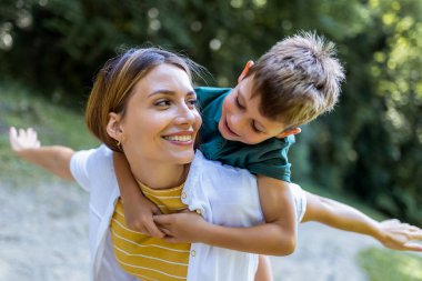 Genç ve güzel anne, oğluyla oynuyordu..