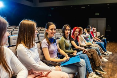 Amfitiyatroda bayan öğrenci ders dinliyor..