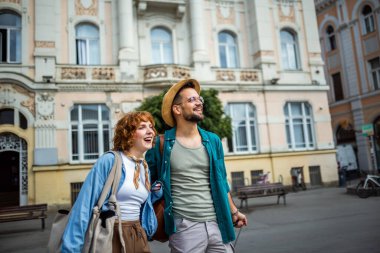 Genç bir çift şehri geziyor.. 