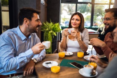 Bir grup arkadaş kafede takılıyor. Konuşmak, kahve içmek ve portakal suyu içmek..