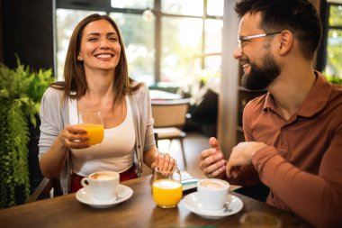 İki arkadaş kafede buluştu. Birlikte takılıp, portakal suyu ve kahve içiyorduk..