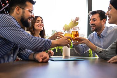 Bir grup arkadaş restoranda takılıp bira içiyor. Eğlenmek, konuşmak ve hatıralar yaratmak..