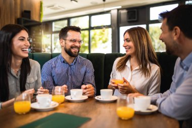 Bir grup arkadaş restoranda takılıyorlar. Gülüyorlar, konuşuyorlar ve kahve içiyorlar..
