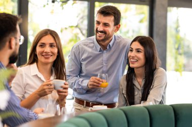 Bir grup arkadaş restoranda buluştu. Takılıyorlar, kahve içip gülüyorlar..