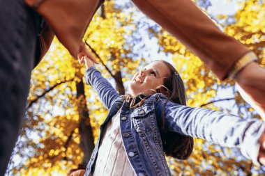Annem kızıyla renkli bir parkta eğleniyor. Sonbahar günü.