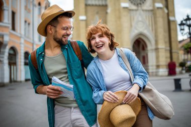 Genç bir çift yeni şehri gezmek için bir harita kullanıyor.. 