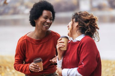 İki mutlu bayan arkadaş konuşuyor ve hayat hikayelerini paylaşıyor, sonbaharın tadını çıkarıyor, kahve içiyor. Kadın arkadaşlığı