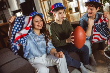 Latin ailesi Amerikan bayraklarıyla rugby maçı izliyor..