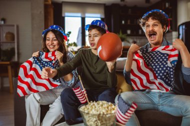 Latin ailesi Amerikan bayraklarıyla rugby maçı izliyor..