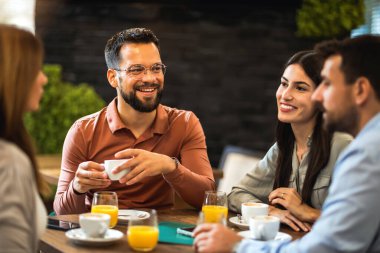 Bir grup arkadaş kafede takılıyor. Konuşmak, kahve içmek ve portakal suyu içmek..