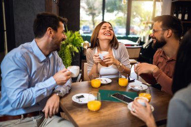 Bir grup arkadaş kafede takılıyor. Konuşmak, gülmek, kahve içmek ve portakal suyu içmek..