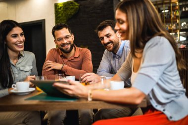 Bir arkadaş grubu kafede buluştu. Telefondaki resimlere bakıyorum. Birlikte eğleniyoruz..