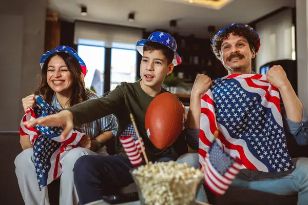 Latin ailesi Amerikan bayraklarıyla rugby maçı izliyor..