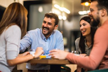 Bir grup arkadaş kafede takılıyorlar. Adam konuşmada başı çekiyor. Portakal suyu ve kahve içiyor..