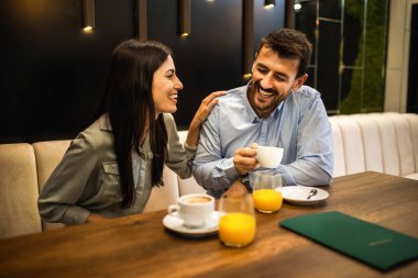 Sevimli çift bir restoranda randevuya gitti. Birbirinize bakıp kahve içiyorsunuz..