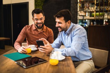 İki meslektaş kahve dükkanında takılıyor. Tablet üzerinde birlikte çalışıyoruz..
