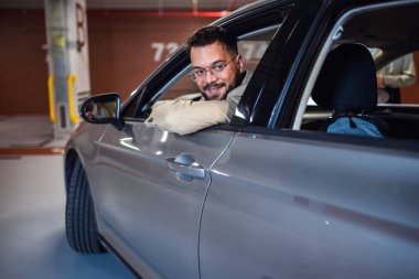 İş adamı yeraltı garajına ters park ediyor..